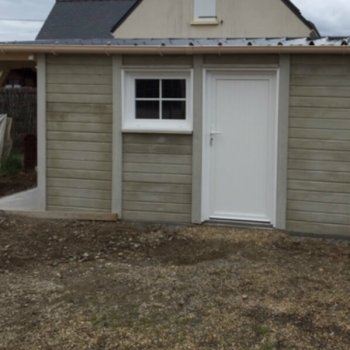 Abri de jardin en béton aspect bois 1 pente avec bûcher